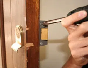 Locksmith Store Fontana, CA 909-343-4230 - change-locks-service